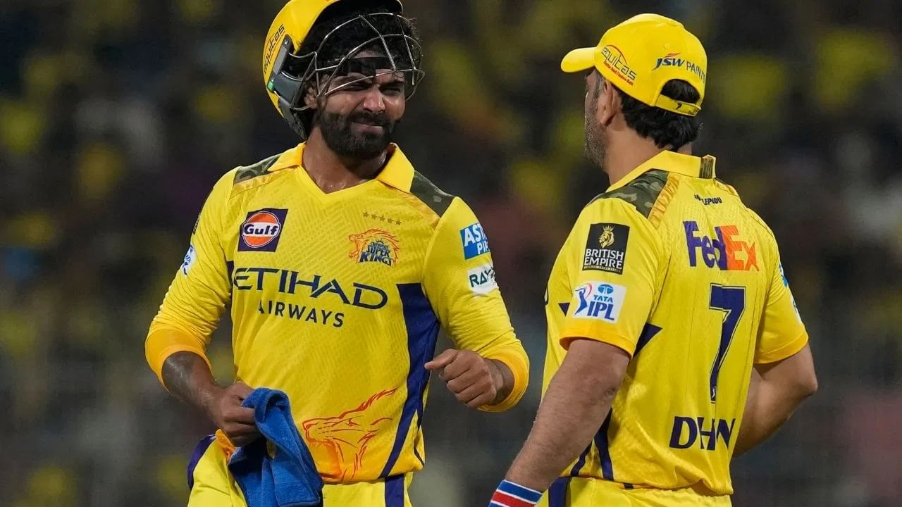 क्रिकेबझच्या रिपोर्ट्सनुसार, रवींद्र जडेजा आणि संजू सॅमसन या दोघांची किंमत प्रत्येकी 18-18 कोटी आहे. त्यामुळे  दोघांची किंमत सारखीच असल्याने थेट अदलाबदल होऊ शकते. मात्र राजस्थान जडेजा व्यतिरिक्त डेवाल्ड ब्रेव्हीस याच्यासाठीही आग्रही आहे.  त्यामुळे अजूनही याबाबत अंतिम निर्णय झालेला नाही. अशात आता रवींद्र जडेजाच्या अडचणीत वाढ झाली आहे. (Photo Credit : PTI)