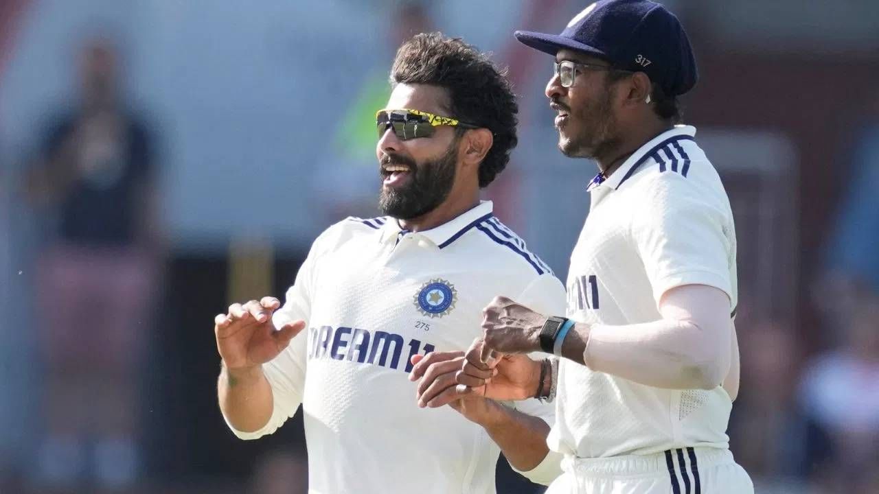 ईडन गार्डनवर मास्टर ब्लास्टर सचिन तेंडुलकरने 13 कसोटी सामन्यातील 12 डावात 5 विकेट घेतल्या आहे. तर तर रवींद्र जडेजाने 3 कसोटी सामन्यातील 6 डावात चार विकेट घेतल्या आहेत. आता दक्षिण अफ्रिकेविरुद्ध दोन विकेट घेताच सचिनचा नावावर असलेल्या विक्रम आपल्या नावावर करेल. (Photo: PTI)