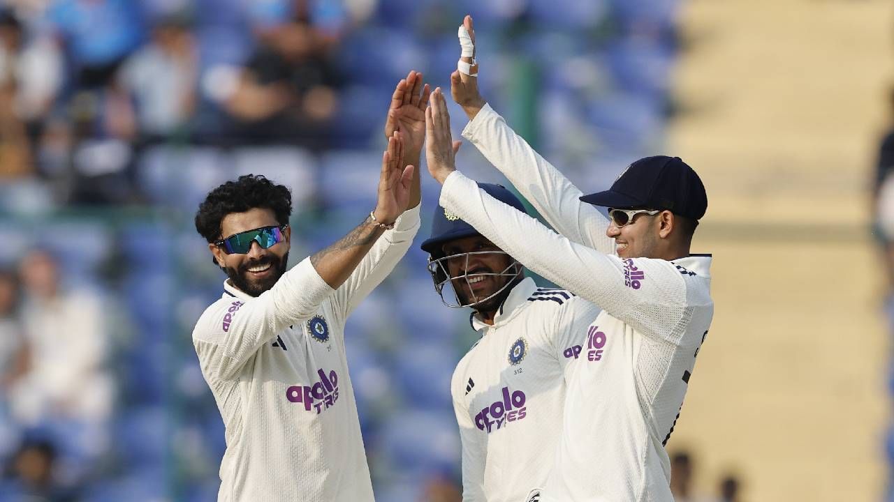 दक्षिण अफ्रिकेविरुद्धच्या पहिल्या कसोटी सामन्यावर टीम इंडियाचा वरचष्मा दिसत आहे. दुसऱ्या डावात अवघ्या 93 धावांवर दक्षिण अफ्रिकेच 7 गडी बाद झाले आहे. भारताने पहिल्या डावात आघाडी घेतलेल्या 30 धावा वजा करता 63 धावा झाल्या आहेत. आता तिसऱ्या दिवशी 3 गडी झटपट बाद करण्याचं आव्हान आहे. (Photo- BCCI Twitter)