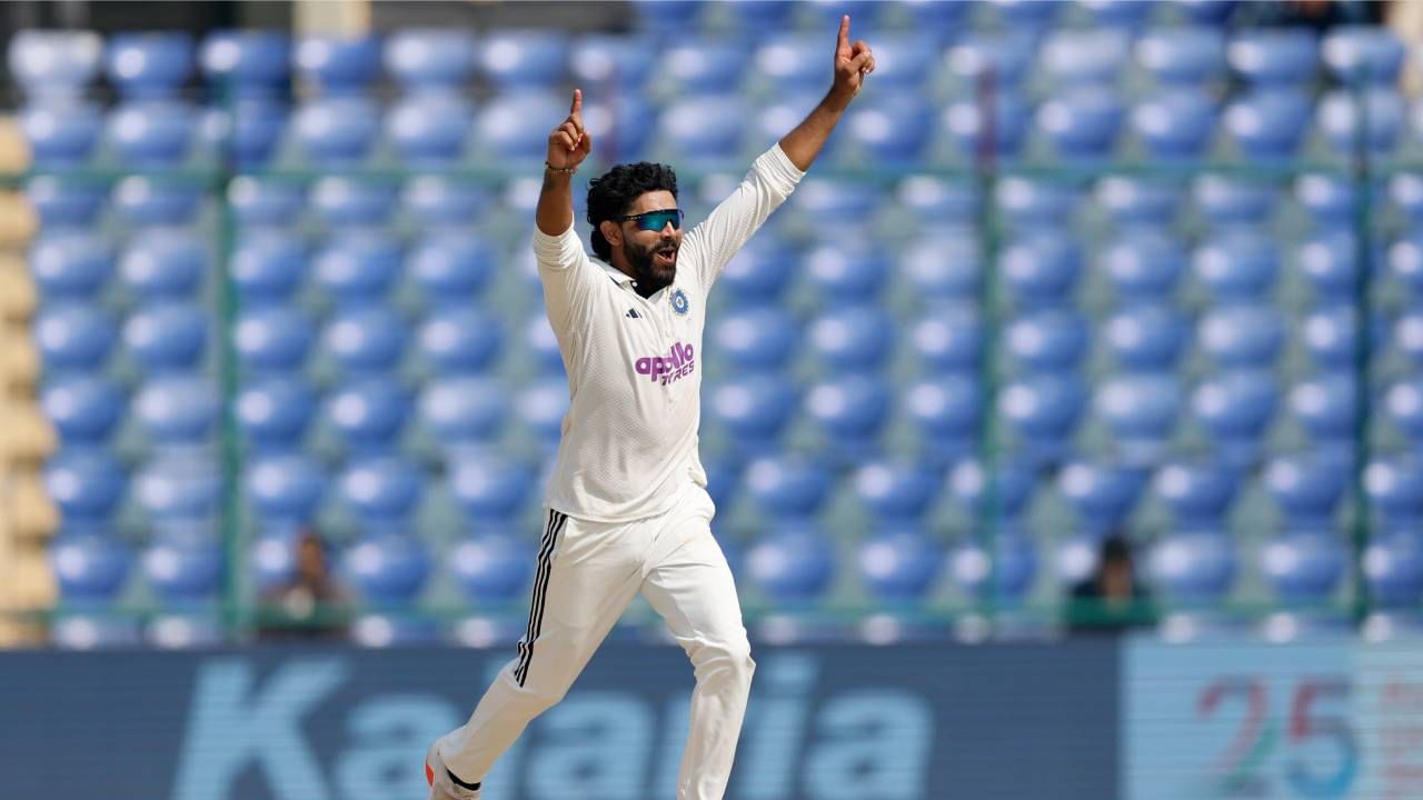 रवींद्र जडेजाने दुसऱ्या दिवशी दुसऱ्या डावात एकूण 13 षटकं टाकली. यात तीन षटकं निर्धाव टाकली. तसेच 29 धावा देत 4 गडी बाद केले. सचिन तेंडुलकरचा सर्वाधिक विकेटचा विक्रम मोडण्यासाठी त्याला दोन विकेटची गरज होती. पण आता हा विक्रम मोडून पुढे गेला आहे. (Photo- BCCI Twitter)