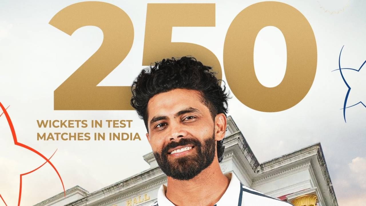 पहिल्या डावात एकही विकेट न मिळालेल्या रवींद्र जडेजाने दुसर्या डावात कमाल केली. यासह त्याने मास्टर ब्लास्टर सचिन तेंडुलकरचा विक्रम मोडला आहे. ईडन गार्डनवर दोन विकेट घेताच त्याने हा विक्रम आपल्या नावावर केला आहे. इतकंच रवींद्र जडेजाने भारतात 250 विकेट घेण्याचा पल्लाही गाठला आहे. (Photo- BCCI Twitter)