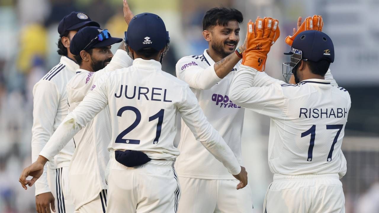 ईडन गार्डन्सवर सचिन तेंडुलकरने 13 कसोटी सामन्यातील 12 डावात पाच विकेट घेतल्या आहेत. आता हा विक्रम रवींद्र जडेजाच्या नावावर झाला आहे. कारण त्याने दुसऱ्या दिवसाचा खेळ संपला तेव्हा एकूण 8 विकेट या मैदानात घेतल्या आहेत. (Photo- BCCI Twitter)