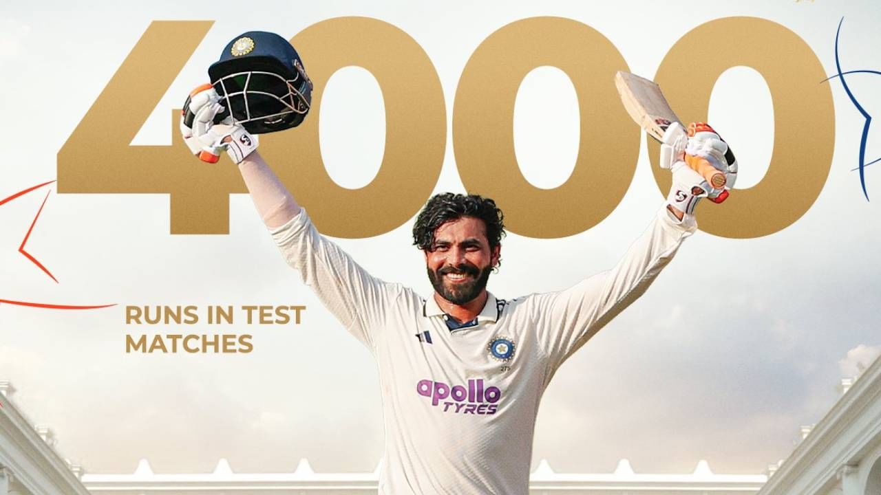 भारतीय अष्टपैलू खेळाडूने कसोटी क्रिकेटच्या 148 वर्षांच्या इतिहासात मोठी कामगिरी केली. यापूर्वी फक्त तीन खेळाडूंनी अशी कामगिरी केली होती. आता चौथं नाव रवींद्र जडेजाचं आहे. जडेजाने कसोटीत 4000 धावा पूर्ण केल्या. भारतीय क्रिकेटपटू कपिल देव, न्यूझीलंडचे डॅनियल व्हेटोरी आणि इंग्लंडचे इयान बोथम यानी यापूर्वी हा टप्पा गाठला होता. (Photo- BCCI Twitter)