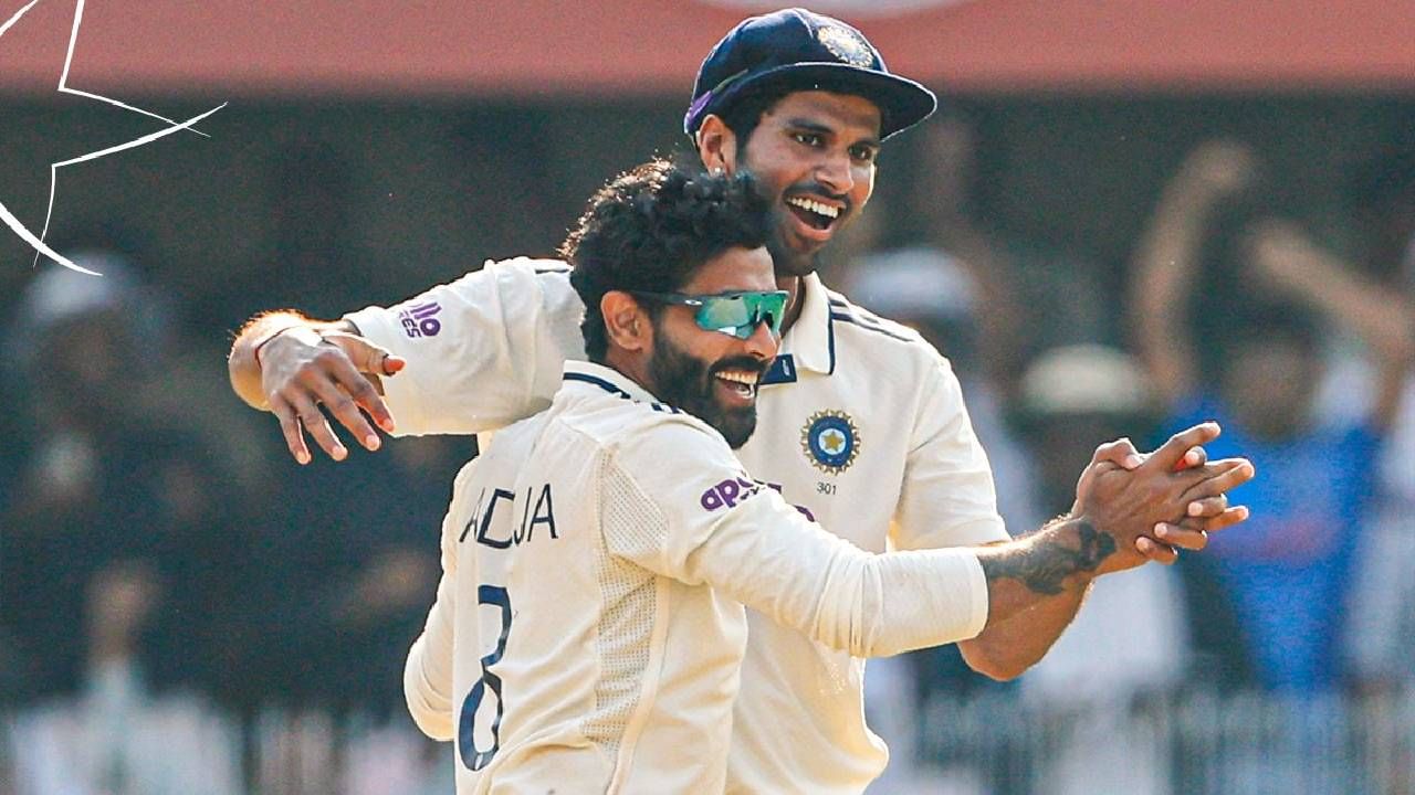 रवींद्र जडेजा आता भारतात दक्षिण आफ्रिकेविरुद्ध सर्वाधिक बळी घेणाऱ्या गोलंदाजांच्या यादीत दुसऱ्या क्रमांकावर आहे. या यादीत आर. अश्विन अव्वल स्थानी असून सात सामन्यांमध्ये 46 बळी घेतले आहेत. जडेजाने नऊ सामन्यांमध्ये 44 बळी घेतले आहेत, तर कुंबळेने नऊ सामन्यांमध्ये 39 बळी घेतले आहेत.  (Photo- BCCI Twitter)