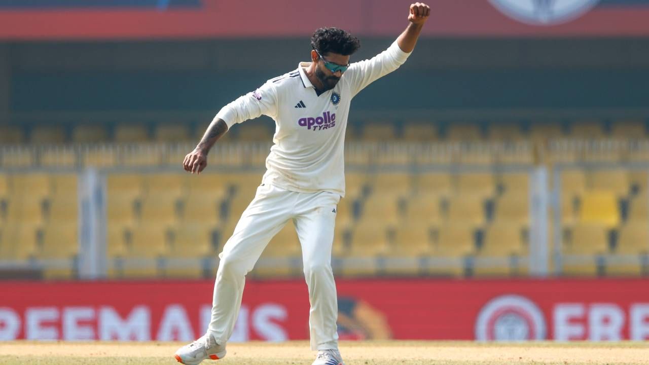 दक्षिण अफ्रिकेविरुद्ध कसोटी क्रिकेटमध्ये 50 विकेट घेणारा भारताचा पाचवा गोलंदाज ठरला आहे. दक्षिण अफ्रिकेविरुद्ध सर्वाधिक विकेट घेण्याचा विक्रम अनिल कुंबळेच्या नावावर आहे. त्यांनी 40 डावात 54 विकेट घेतल्या आहे.  (Photo- BCCI Twitter)