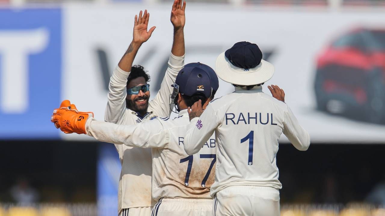 दुसऱ्या कसोटी सामन्याच्या दुसर्‍या डावात रवींद्र जडेडाने 28.3 षटकात 62 धावा देत 4 गडी बाद केले आहेत.  यासह त्याने या सामन्यात भारताचा पराभव दृष्टीक्षेपात असताना एका विक्रमाची नोंद केली आहे. दक्षिण अफ्रिकेविरुद्ध त्याच्या नावावर विक्रमाची नोंद झाली आहे.  (Photo- BCCI Twitter)