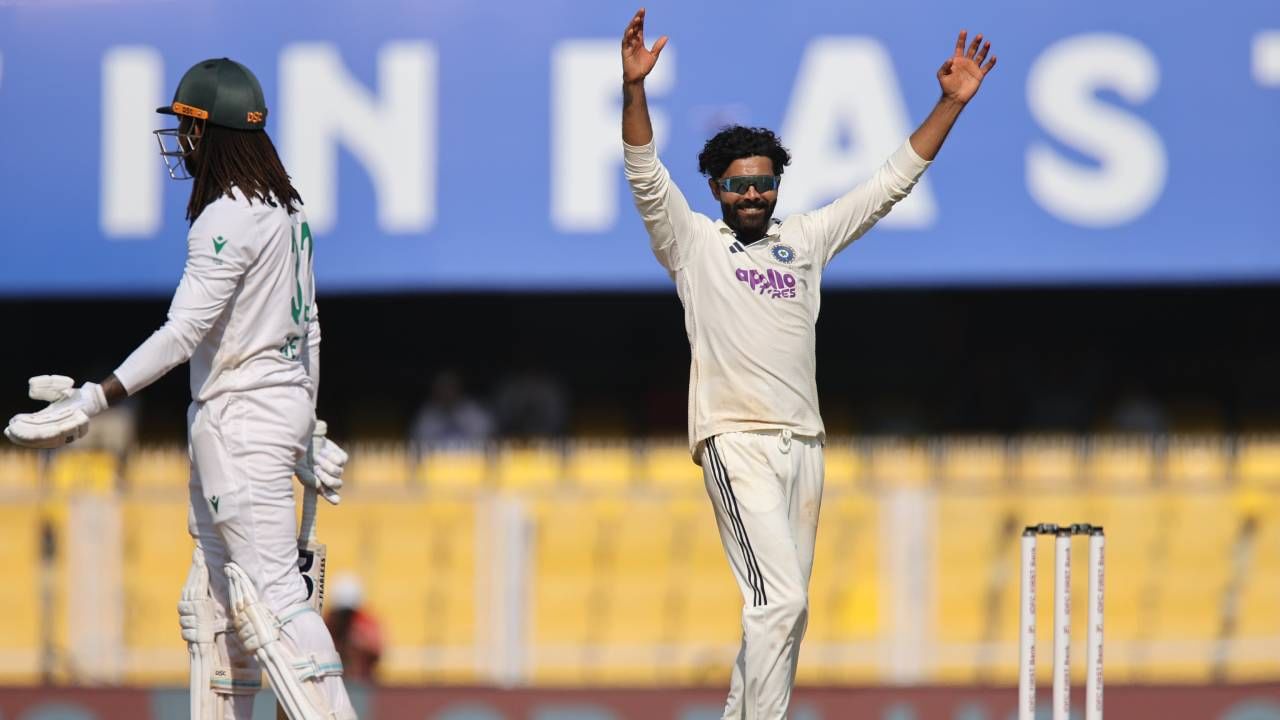 गुवाहाटीच्या बरसापरा स्टेडियममध्ये भारत आणि दक्षिण अफ्रिका यांच्यात दुसरा कसोटी सामना खेळला जात आहे. या सामन्यात दक्षिण अफ्रिका विजय मिळवणार हे जवळपास निश्चित आहे. यासाठी त्यांना पाचव्या दिवशी आठ विकेट काढायच्या आहेत.  चौथ्या दिवशीचा खेळ संपला तेव्हा भारताने 2 गडी गमवून 27 धावा केल्या होत्या. (Photo- BCCI Twitter)