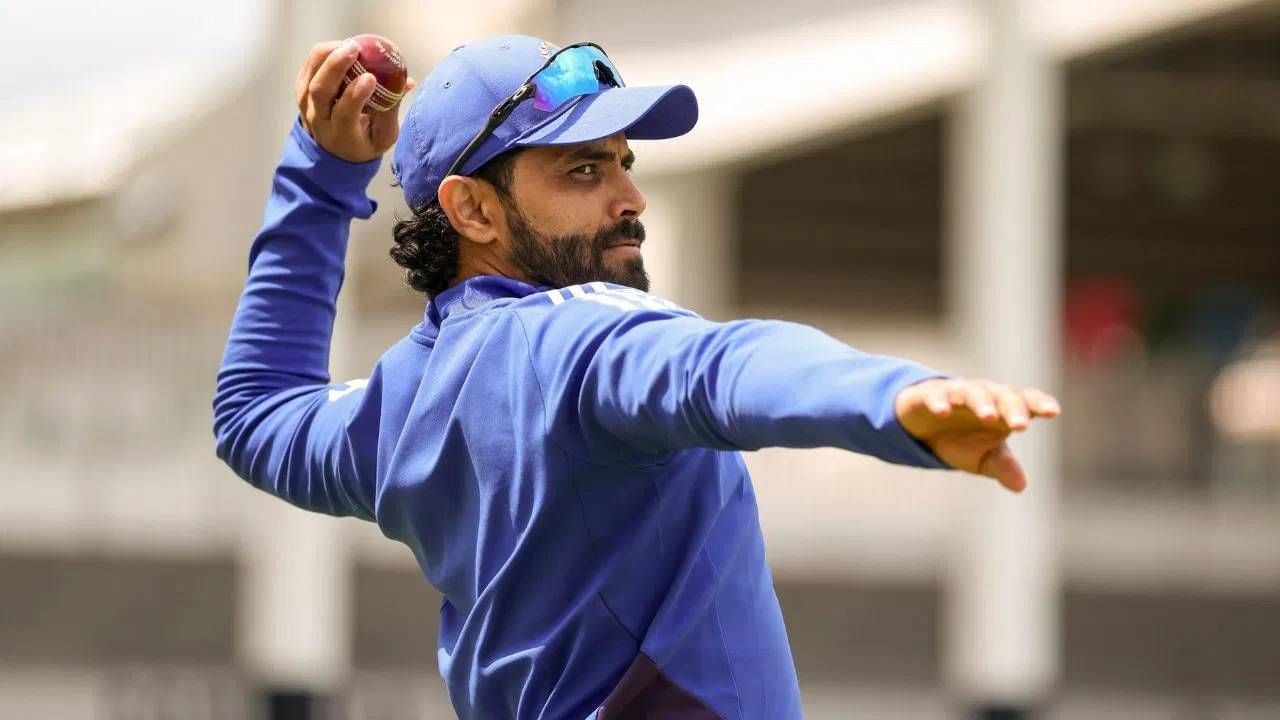 रवींद्र जडेजाने 87 कसोटी सामन्यात 169 डावात 338 विकेट घेतल्या आहेत. दक्षिण अफ्रिकेविरुद्धच्या मालिकेत 350 विकेट पूर्ण करण्याची संधी आहे. यासाठी दोन कसोटी सामन्यातील 4 डावात 12 विकेट काढाव्या लागतील. जर तसं झालं तर अनिल कुंबळे, आर अश्विन, कपिल देव, हरभजन सिंग यांच्यानंतर हा टप्पा गाठणारा पाचवा गोलंदाज ठरेल. (Photo-PTI)