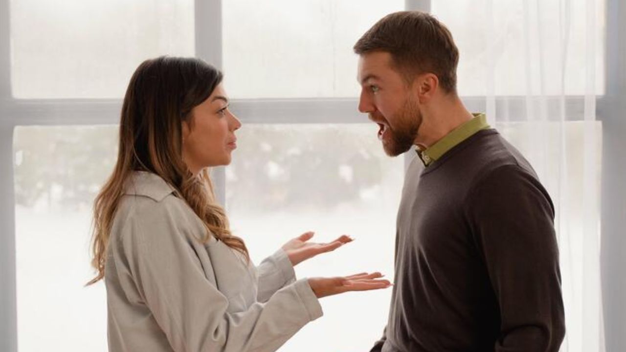 कपड्यांबाबत वारंवार बोलणे - अनेकजण कपडे घालण्यावरून पत्नीला सतत बोलत असतात, काही लोक कपडे घालण्याबाबत महिलांवर बंधने घालतात, त्यामुळे तुमची पत्नी नाराज होऊ शकते. ही चूक टाळा.  