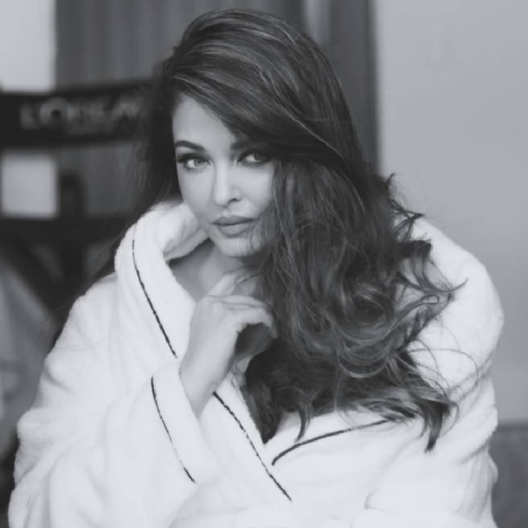 माजी मिस वर्ल्ड ऐश्वर्या रायबद्दल  पाकिस्तानी मौलवीने केलेल्या या वक्तव्यानंतर तिचे चाहते भडकले आहेत. सोशल मीडियावर या मौलवीची शाळा घेतली. पाकिस्तानी मौलवीचा एक व्हिडिओ व्हायरल होतोय. त्यात ऐश्वर्या रायच नाव बदलून तो आयशा राय करणार असल्याचा दावा करत आहे.  