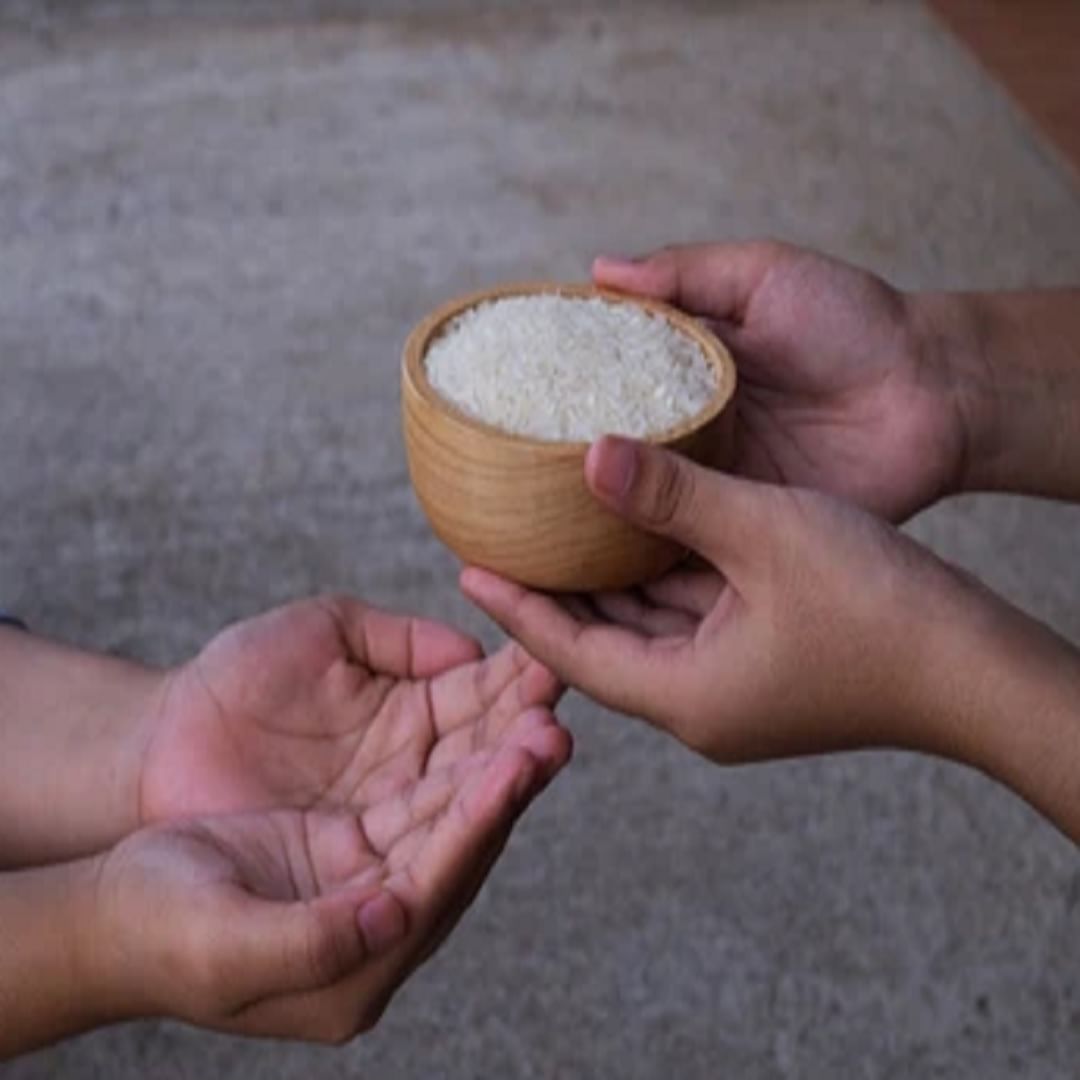 तांदूळ : ज्योतिष आणि वास्तुशास्त्रात तांदळाचा संबंध शुक्र ग्रहाशी आहे. तुमच्या शेजाऱ्याला तांदूळ उधार दिल्याने तुम्हाला शुक्र दोषाचा त्रास होऊ शकतो. शुक्र दोषामुळे घरात तणाव आणि संघर्ष निर्माण होतो आणि नकारात्मक ऊर्जा देखील वाढते.