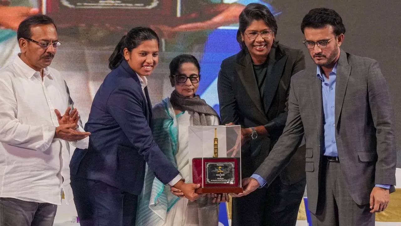 सीएबी अध्यक्ष सौरव गांगुली यांनी असोसिएशनच्या वतीने रिचाला 34 लाख रुपये बक्षीस दिले. दक्षिण आफ्रिकेविरुद्धच्या अंतिम सामन्यात 34 धावा काढल्याबद्दल ही रक्कम मिळाली. तसेच सोन्याचा मुलामा दिलेला बॅट आणि बॉल देखील देण्यात आला. (Photo: PTI)