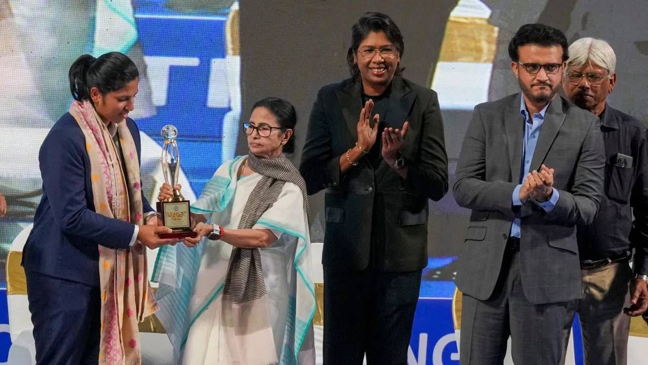 कोलकाता येथील ईडन गार्डन्स येथे झालेल्या एका कार्यक्रमात मुख्यमंत्री ममता बॅनर्जी यांनी 22 वर्षीय ऋचाला डीएसपी पदावर नियुक्त केले. तसेच राज्याचा दुसरा सर्वोच्च नागरी सन्मान बंग भूषण प्रदान केला. ऋचाला एक खास सोन्याची चेन देखील भेट दिली. (Photo: PTI)