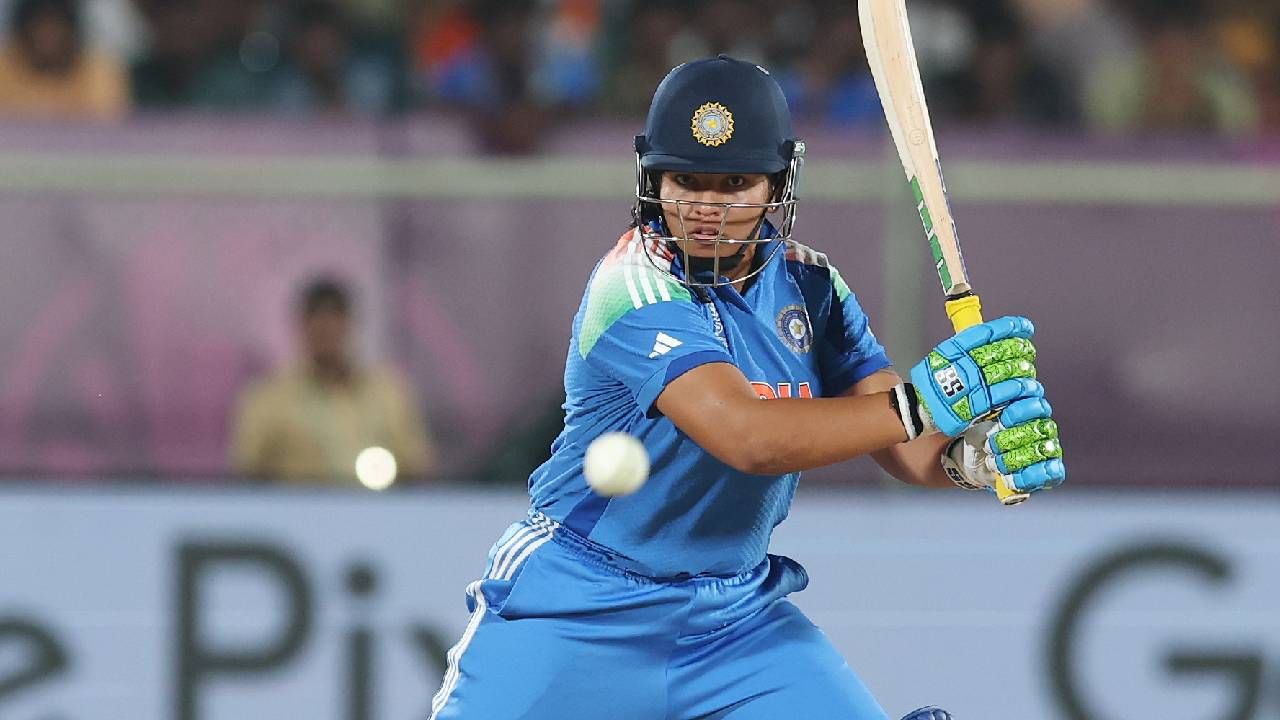 ऋचा घोष या स्पर्धेत एकूण 8 सामने खेळली आणि 39.16 च्या बॅटिंग एव्हरेजने 235 धावा केल्या. या स्पर्धेत तीन दोन वेळा नाबाद राहिल. या स्पर्धेत ऋचा घोषने सर्वाधिक 94 धावा केल्या आहेत.सर्वादिक धावा करणाऱ्या खेलाडूंच्या यादीत ऋचा घोष 12 स्थानावर राहिली. (Photo- BCCI Women Cricket Twitter)