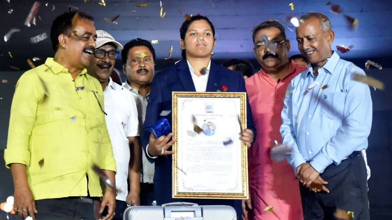 वनडे वर्ल्डकप 2025 स्पर्धेत टीम इंडियाच्या विजयात महत्त्वाची भूमिका बजावणारी विकेटकीपर-फलंदाज ऋचा घोष हिचं राज्यात भव्य स्वागत करण्यात आलं. शुक्रवारी तिच्या गावी सिलीगुडी येथे आगमन झाल्यावर सन्मान करण्यात आले. त्यानंतर पश्चिम बंगाल सरकार आणि क्रिकेट असोसिएशन ऑफ बंगाल (CAB) कडून एका विशेष कार्यक्रमात तिचा सन्मान आणि बक्षीस देण्यात आले. (Photo: PTI)