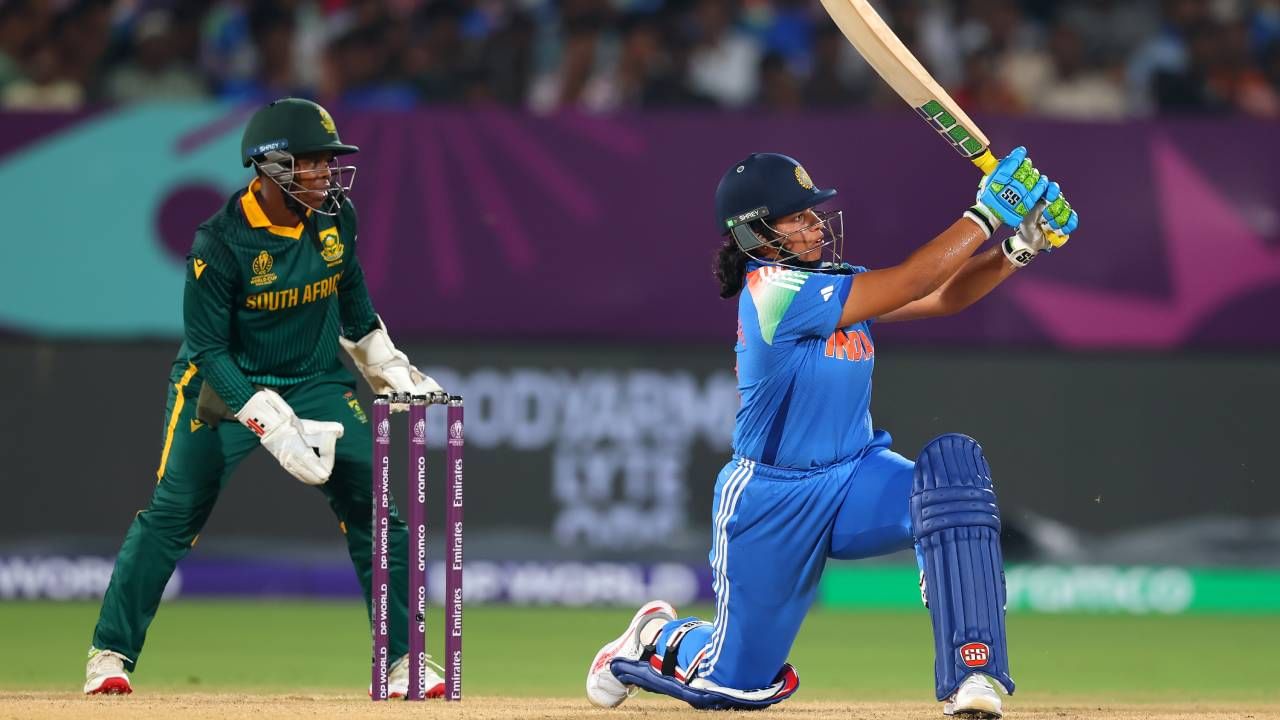 वुमन्स वनडे वर्ल्डकप 2025 स्पर्धेत सर्वाधिक षटकार मारणाऱ्या खेळाडूंच्या यादीत ऋचा घोष अव्वल स्थानी आहे. तिने एकूण 12 षटकार मारले. त्यानंतर दक्षिण अफ्रिकेच्या नादिन डी क्लार्कचं नाव येतं. तिने 9 सामन्यात 10 षटकार मारले. स्मृती मंधाना तिसऱ्या स्थानी असून 9 षटकार मारलेत. (Photo- BCCI Women Cricket Twitter)