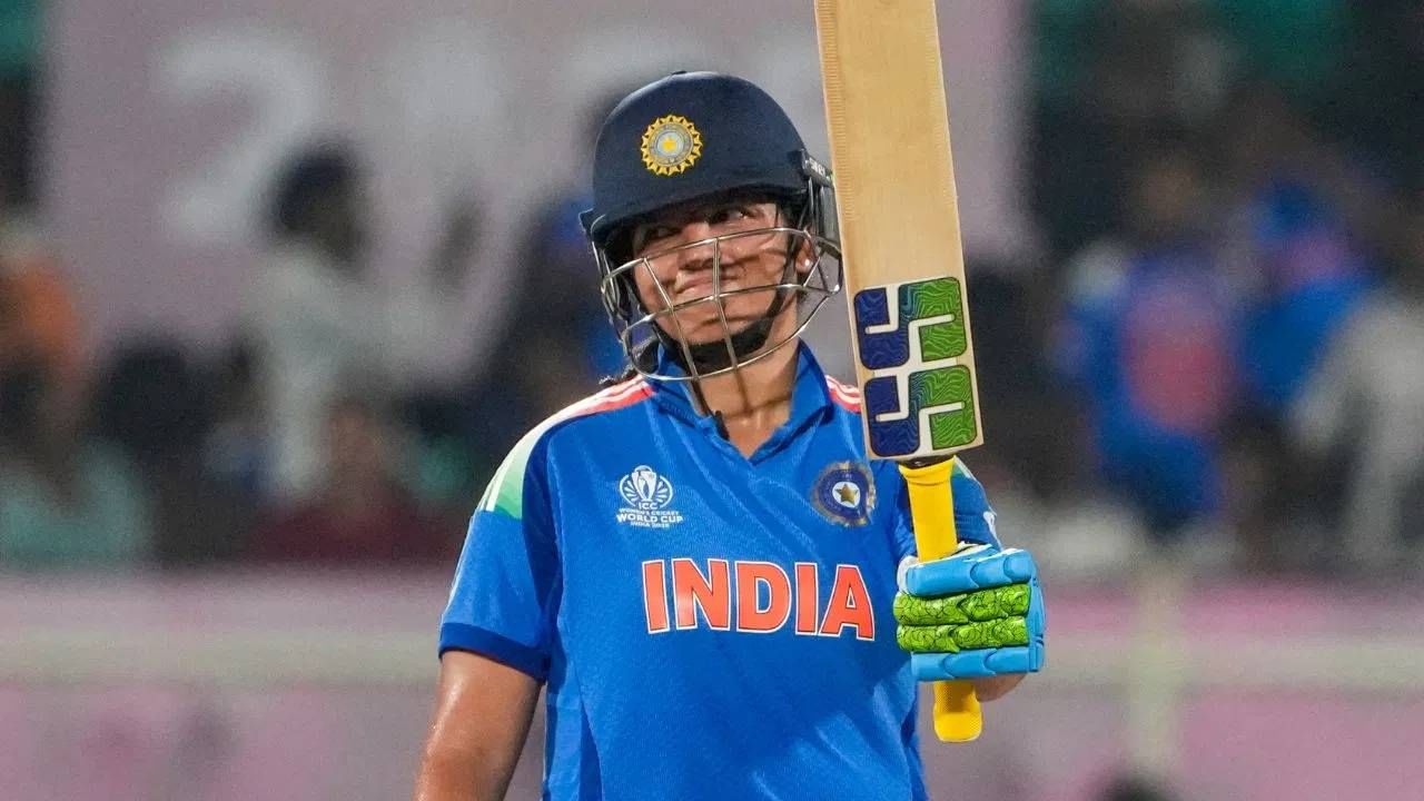 आयसीसी स्पर्धेत भारतीय महिला संघाने आजवरची सर्वात मोठी कामगिरी केली. पहिल्यांदाच वनडे वर्ल्डकप स्पर्धेच्या जेतेपदावर नाव कोरलं. या  कामगिरीनंतर संघावर कौतुक आणि बक्षिसांचा वर्षाव होत आहे. आयसीसी आणि बीसीसीआयकडून बक्षीस दिलं जात आहे. तसेच राज्य सरकारंही आपआपल्या राज्यातील खेळाडूंचा सन्मान करत आहेत. पश्चिम बंगाल सरकारने ऋचा घोषचा सन्मान केला. (Photo: PTI)