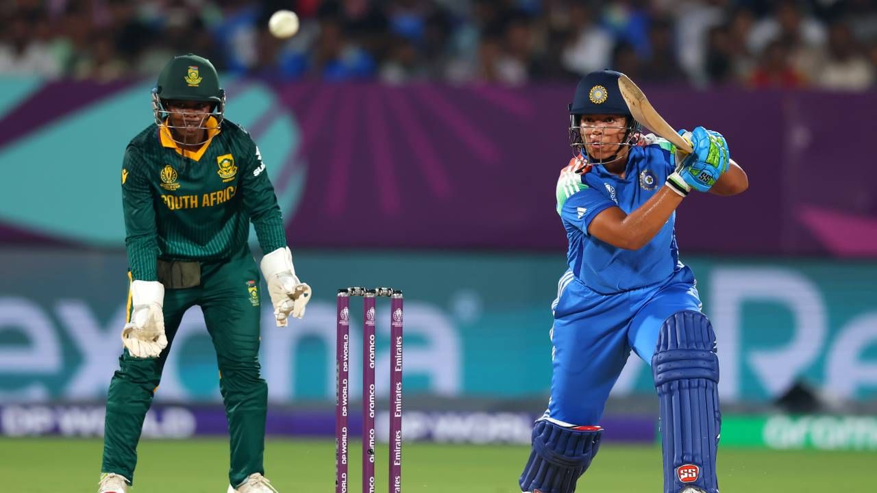 वुमन्स वनडे वर्ल्डकप 2025 स्पर्धेत ऋचा घोषने एकूण 12 षटकार मारले. यासह एका वर्ल्डकप पर्वात सर्वाधिक षटकार मारणाऱ्या डिएंड्रा डॉटिन आणि लिजेल ली यांची बरोबरी केली. दोघांनी एका वर्ल्डकप पर्वात 12 षटकार मारले आहेत. (Photo- BCCI Women Cricket Twitter) 