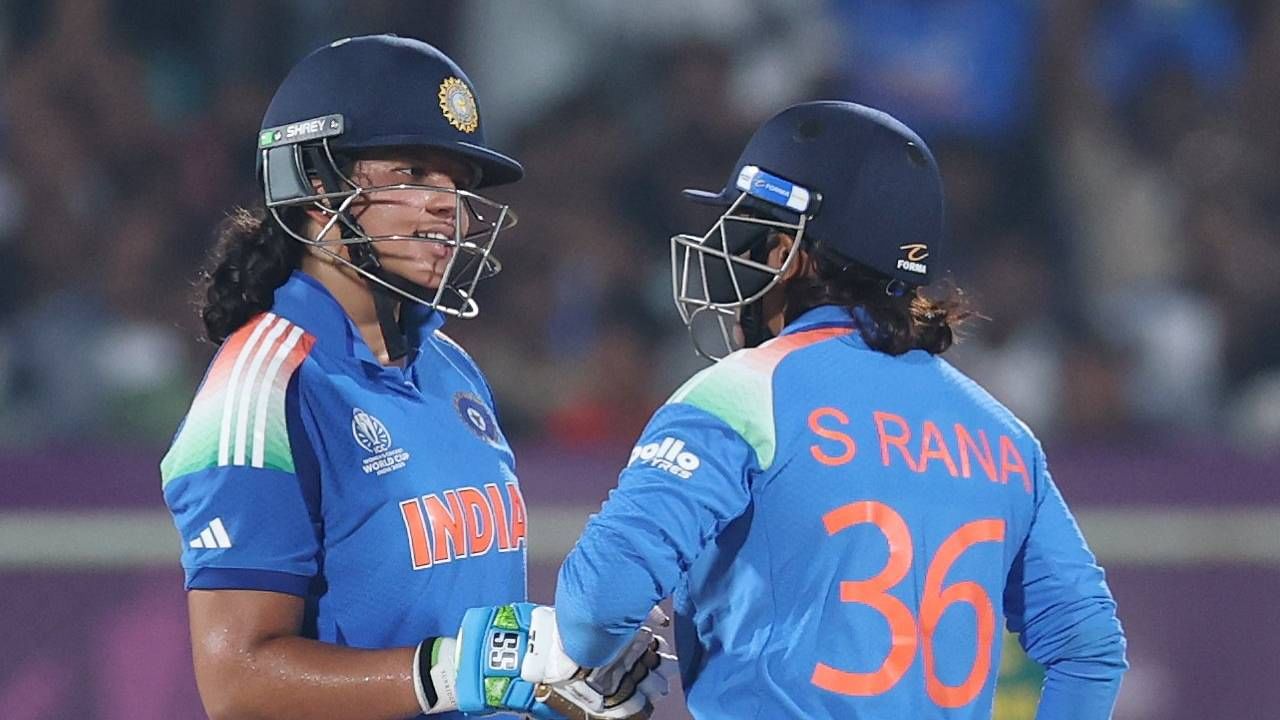 वुमन्स वनडे वर्ल्डकप 2025 स्पर्धेच्या अंतिम फेरीत भारताने दक्षिण अफ्रिकेला नमवून जेतेपद मिळवलं. भारताने दक्षिण अफ्रिकेसमोर विजयासाठी 298 धावांचं आव्हान ठेवलं होतं. एक वेळ इतक्या धावा होतील असं वाटलं नव्हतं. पण ऋचा घोषची छोटी खेळी महत्त्वाची ठरली. (Photo- BCCI Women Cricket Twitter)