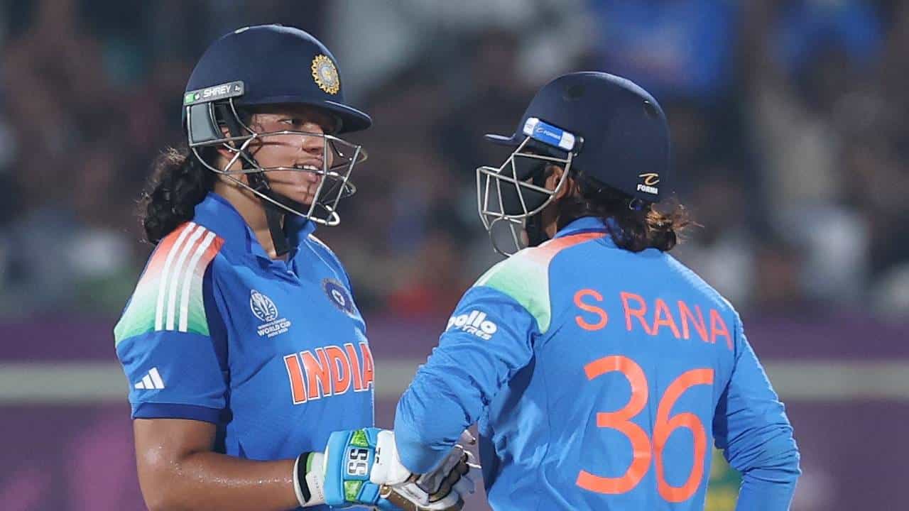 वुमन्स वनडे वर्ल्डकप 2025 स्पर्धेच्या अंतिम फेरीत भारताने दक्षिण अफ्रिकेला नमवून जेतेपद मिळवलं. भारताने दक्षिण अफ्रिकेसमोर विजयासाठी 298 धावांचं आव्हान ठेवलं होतं. एक वेळ इतक्या धावा होतील असं वाटलं नव्हतं. पण ऋचा घोषची छोटी खेळी महत्त्वाची ठरली. (Photo- BCCI Women Cricket Twitter)