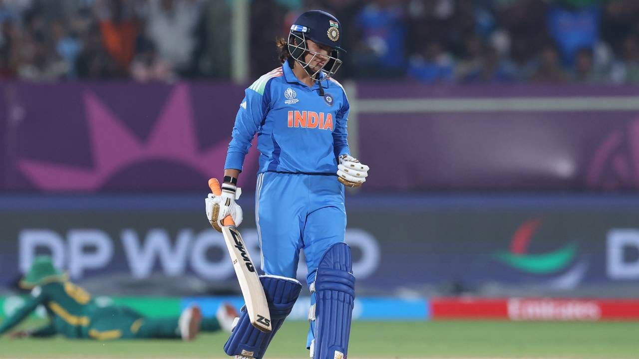 ऋचा घोषने अंतिम सामन्यात 24 चेंडूत 34 धावा केल्या. या खेळीत तिने 3 चौकार आणि 2 षटकार मारले. या दोन षटकारांच्या जोरावर ऋचा घोषने एका मोठ्या विक्रमाला गवसणी घातली. 2025 वनडे वर्ल्डकप स्पर्धेत मोठा विक्रम आपल्या नावावर केला आहे. (Photo- BCCI Women Cricket Twitter)