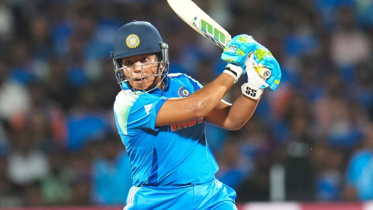 ऋचा घोषने वर्ल्डकपच्या 8 डावात 133 च्या स्ट्राईक रेटने 235 धावा केल्या. इतकंच काय तर वुमन्स वनडे वर्ल्डकप स्पर्धेत सर्वाधिक 12 षटकार मारण्याच्या विक्रमाची बरोबरी केली आहे. (Photo: PTI)