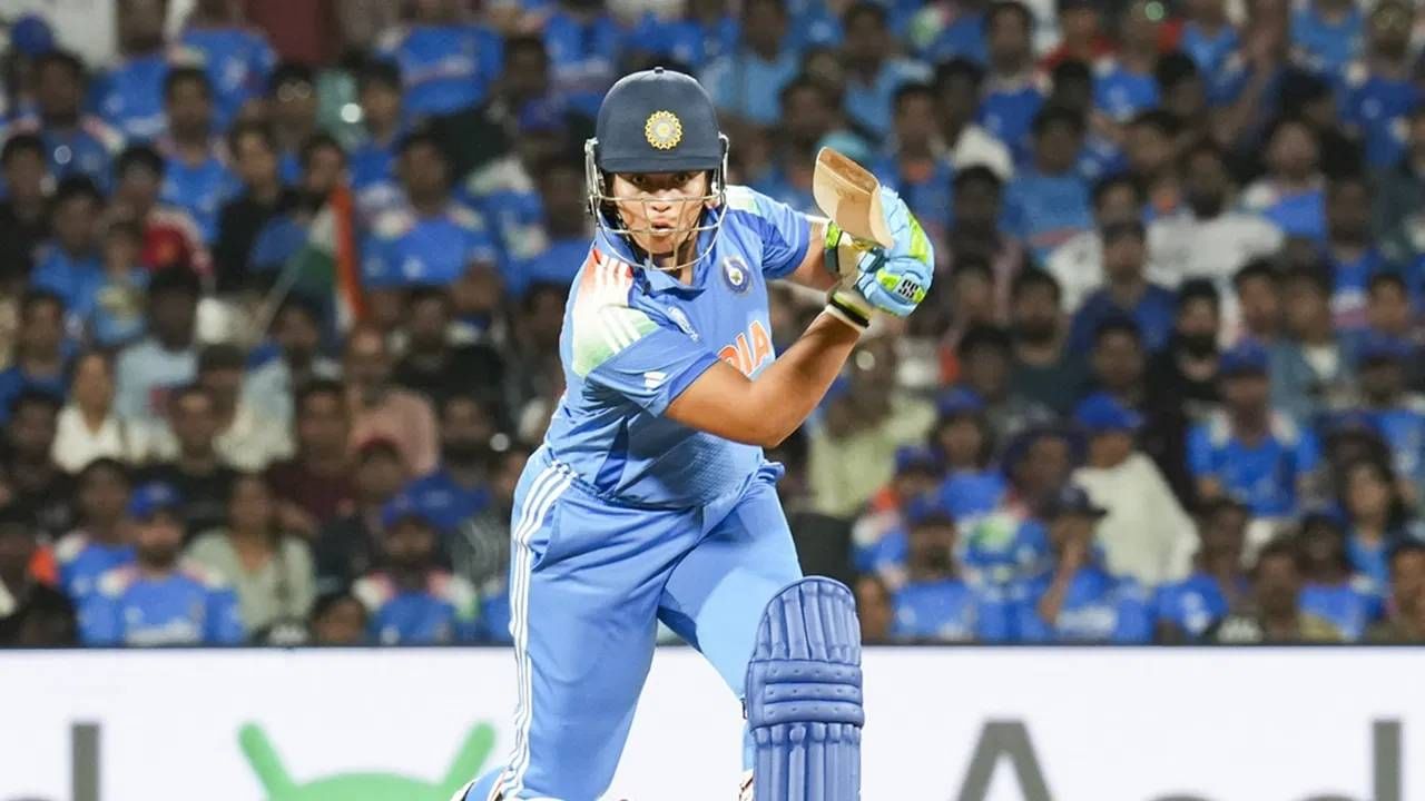 ऋचा घोषने वुमन्स वनडे वर्ल्डकप स्पर्धेतील 8 सामन्यात 39.16 च्या सरासरीने 235 धावा केल्या. ऋचाचा स्ट्राईक रेट हा 130हून अधिकचा होता. इतकंच काय तर चार झेलही घेतले. ऋचा घोषने या स्पर्धेत एकूम 12 षटकार मारत मोठा विक्रमही नावावर केला आहे. (Photo- PTI)