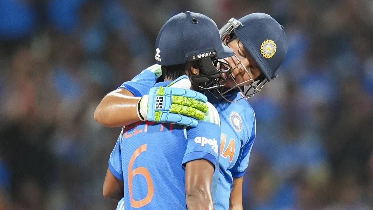 ऋचा घोषचे प्रशिक्षक शिव शंकर पॉल यांनी सांगितलं की, 'उपांत्य फेरीच्या सामन्यापूर्वी ऋचा घोषच्या डाव्या हाताच्या मधल्या बोटाला हेअरलाइन फ्रॅक्चर झालं होतं. पण तरीही तिने उत्कृष्ट फलंदाजी केली. वेदना सहन करून फलंदाजी केली. यावरून तिची मानसिक ताकद दिसून येते.' (Photo- PTI)