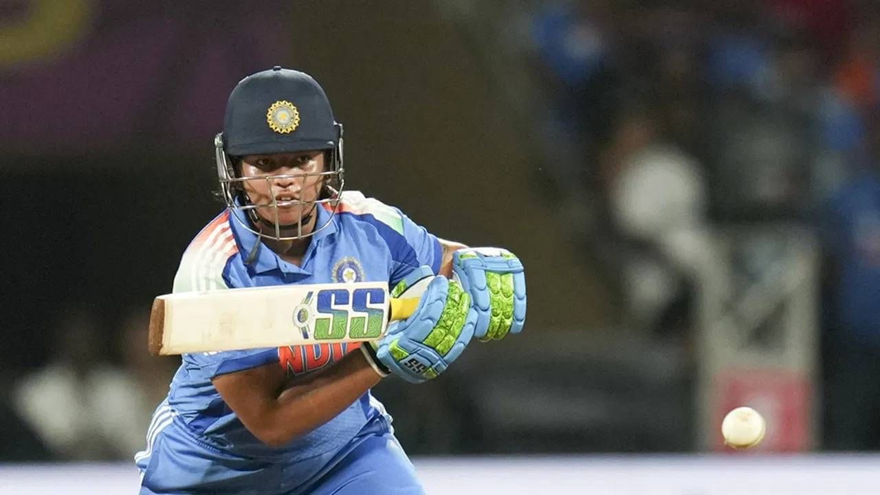 वुमन्स वर्ल्डकप स्पर्धेच्या विजयात मोलाचा वाटा उचलणाऱ्या विकेटकीपर ऋचा घोषबाबत मोठा खुलासा समोर आला आहे. त्यामुळे प्रत्येक भारतीयाची छाती अभिमानाने भरून येईल. कारण ऋचा घोष वेदना होऊनही उपांत्य आणि अंतिम फेरीत खेळली. तसेच भारताच्या विजयात मोलाचा वाटा उचलला. (Photo- PTI)