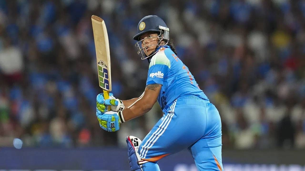 ऋचा घोषने या स्पर्धेत जबरदस्त कामगिरी केली. भारतीय संघाच्या दृष्टीने तिचं योगदान मोलाचं ठरलं. पण आयसीसीच्या प्लेइंग 11 मध्ये तिला स्थान मिळालं नाही. तिच्या जागी पाकिस्तानच्या सिदरा नवाजला निवडलं आहे. कारण तिने 4 झेल आणि 4 यष्टीचीत केल्या होत्या. (Photo- PTI)