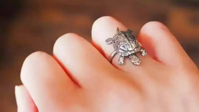 Vastu Tips : तुम्हालाही इतरांची अंगठी आपल्या बोटात घालण्याची सवय आहे? तर मग जाणून घ्या तुमच्यासोबत काय घडू शकतं?