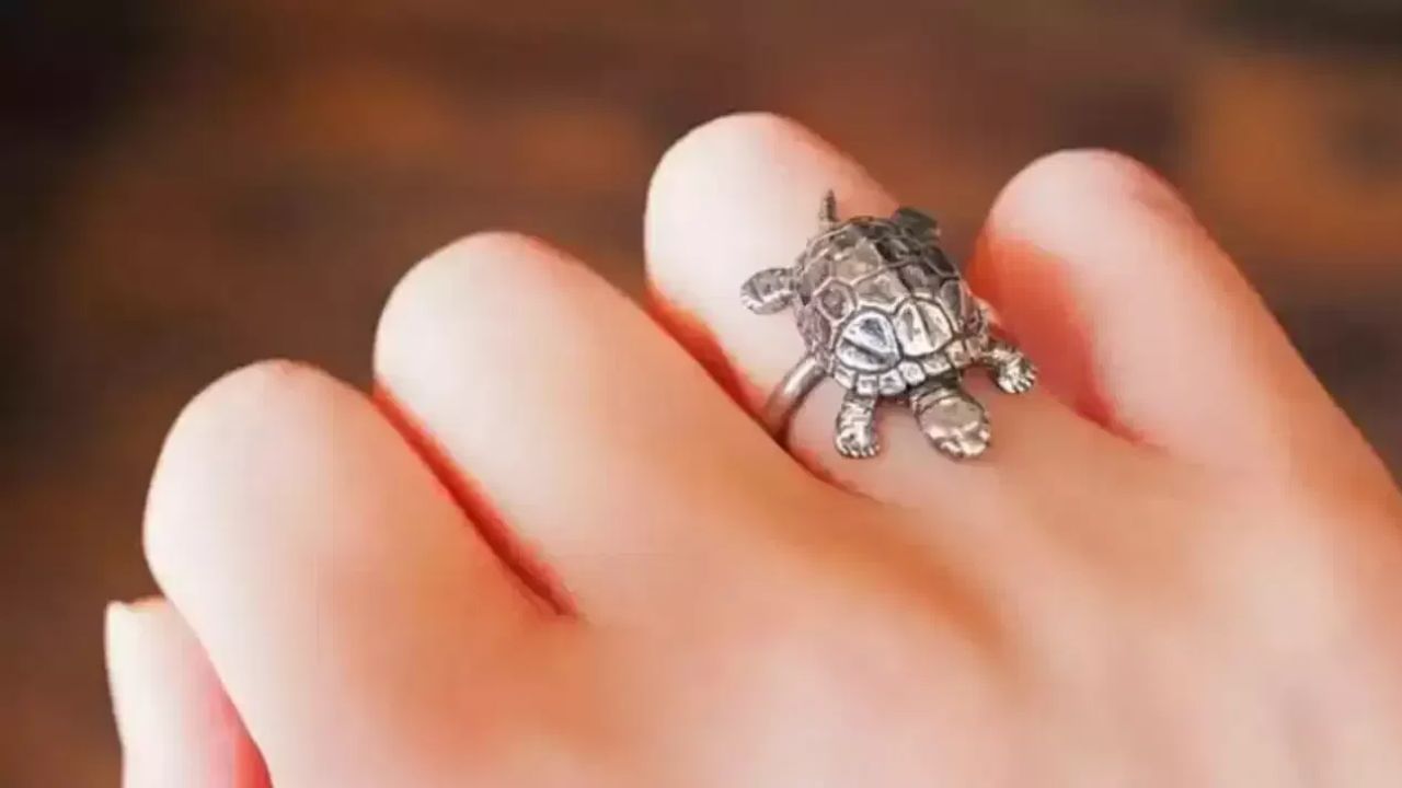 Vastu Tips : तुम्हालाही इतरांची अंगठी आपल्या बोटात घालण्याची सवय आहे? तर मग जाणून घ्या तुमच्यासोबत काय घडू शकतं? Vastu Tips : तुम्हालाही इतरांची अंगठी आपल्या बोटात घालण्याची सवय आहे? तर मग जाणून घ्या तुमच्यासोबत काय घडू शकतं?