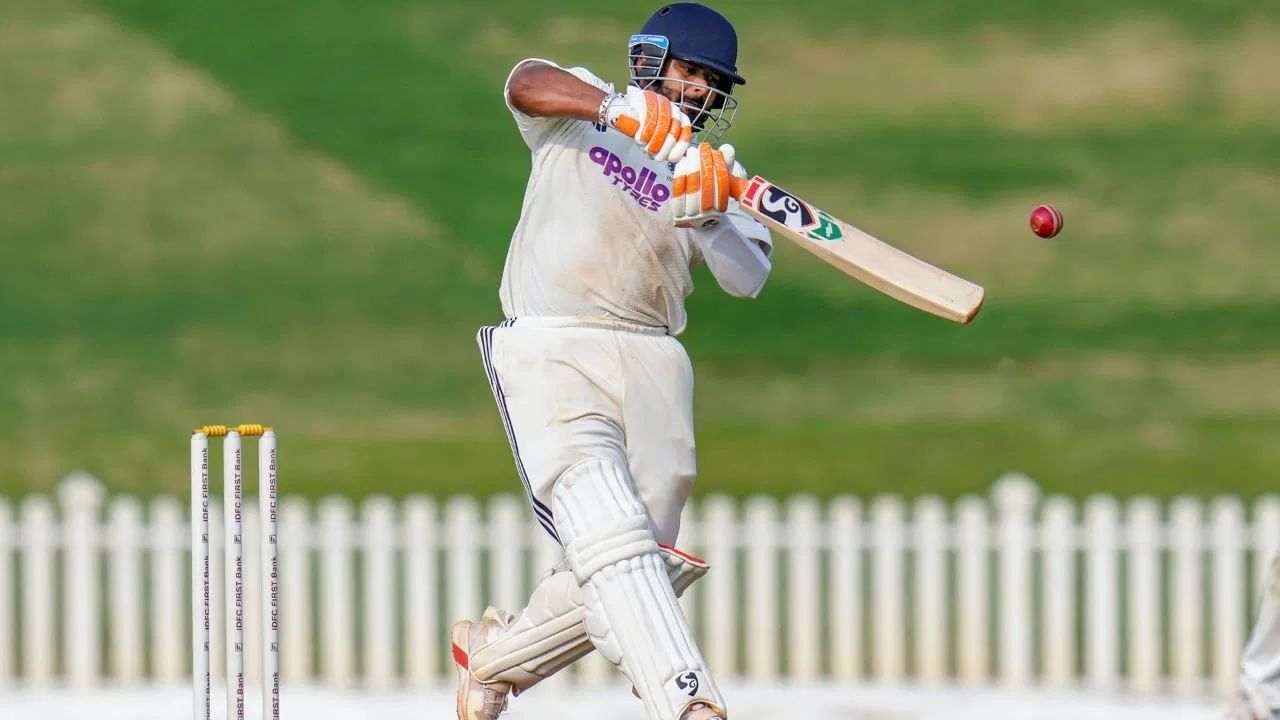 पंत 22 चेंडूत 1 सिक्स आणि 2 चौकारांच्या मदतीने 17 रन्स केल्या आणि रिटायर्ड हर्ट होऊन मैदानाबाहेर गेला. मात्र पंतने दुखापतीनंतरही टीमसाठी कमबॅक केलं आणि निर्णायक खेळी साकारली.  (Photo Credit : PTI)