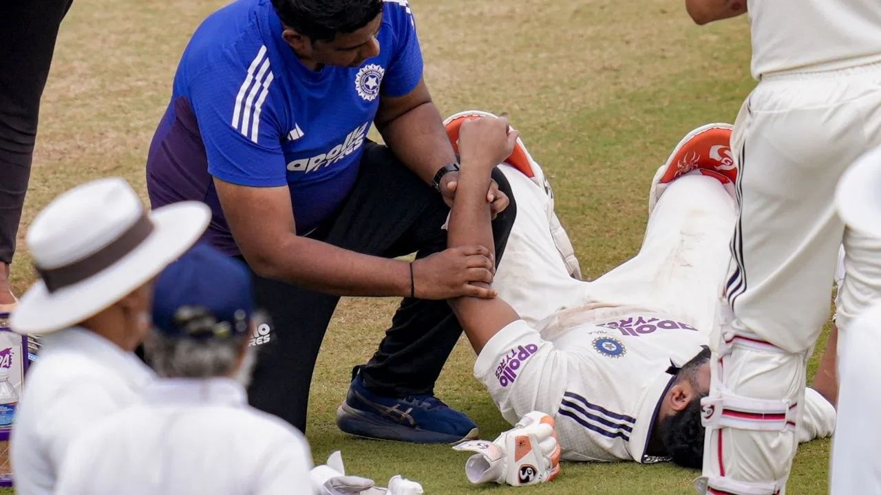 पंतला दुसऱ्या डावात बॅटिंग करताना दुखापत झाली. पंतला 3 बॉलमध्ये 3 वेळा दुखापत झाली. त्यामुळे पंतला नाईलाजाने रिटायर्ड हर्ट होऊन मैदानाबाहेर जावं लागलं. (Photo Credit : PTI)