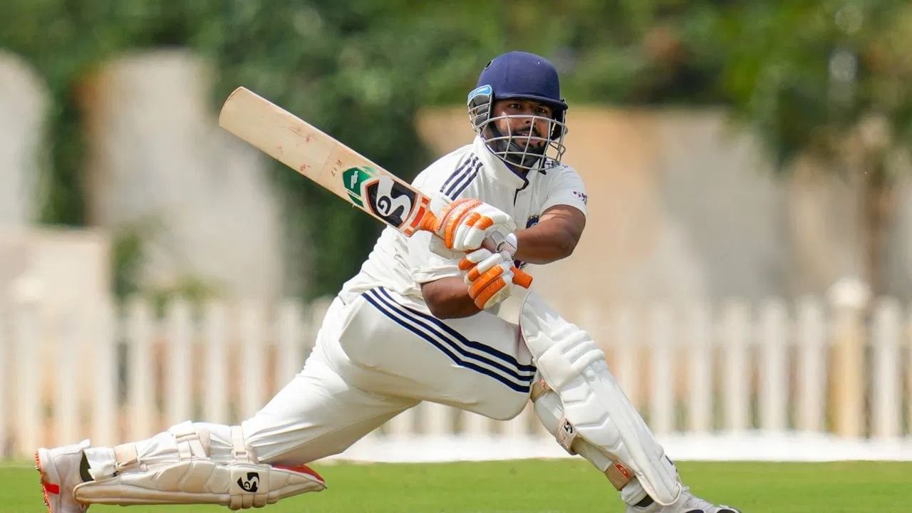 इंडिया ए टीमने दक्षिण आफ्रिकेविरुद्ध दुसऱ्या अनऑफीशीयल टेस्ट मॅचमधील दुसऱ्या डावात चाबूक बॅटिंग केली. भारताने बीसीसीआयच्या बंगळुरुतील सेंटर ऑफ एक्सीलेंस ग्राउंड 1 मध्ये दुसरा डाव हा 382 धावांवर घोषित केला. भारताने यासह दक्षिण आफ्रिका ए समोर 417 धावांचं आव्हान ठेवलं. भारताला 400 पेक्षा अधिक धावांची आघाडी मिळवून देण्यात कॅप्टन ऋषभ पंत यानेही योगदान दिलं. (Photo Credit : PTI)