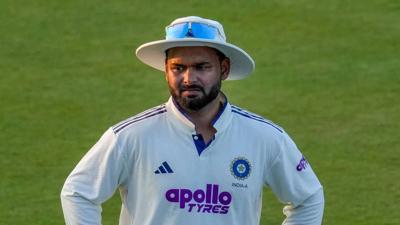 भारताचा दुसरा कसोटी सामना गुवाहाटीत 22 नोव्हेंबरपासून सुरु होणार आहे. या मैदानावर पहिल्यांदाच कसोटी सामना होत आहे. जर गिल या सामन्यात खेळू शकला नाही तर उपकर्णधार ऋषभ पंतला संघाची धुरा सांभाळावी लागेल. पंतही नुकताच दुखापतीतून सावरून आला आहे. (Photo: PTI)