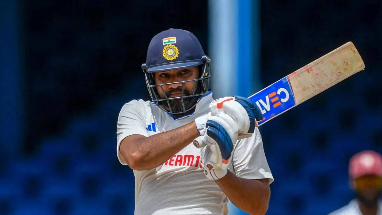 2019 मध्ये रांची येथे खेळल्या गेलेल्या कसोटीत रोहित शर्माने दक्षिण आफ्रिकेविरुद्ध 212 धावांची महत्त्वपूर्ण खेळी केली होती. विराट कोहलीसारखंच रोहित शर्माने कसोटी क्रिकेटला रामराम ठोकलं आहे. तसेच फक्त वनडे सामने खेळणार आहे. (फोटो- पीटीआय)