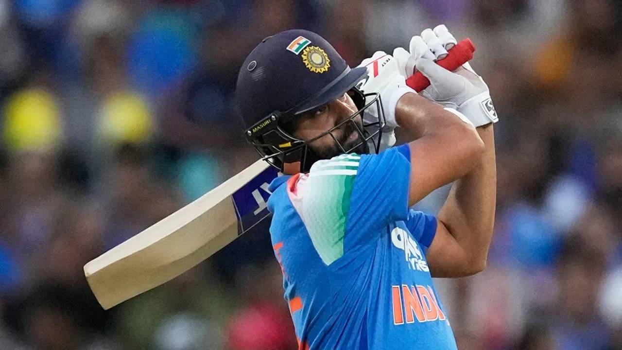 30 नोव्हेंबरला भारत आणि दक्षिण अफ्रिका यांच्यात पहिला वनडे सामना होईल. हा सामना रांचीत होणार आहे. या सामन्यात रोहित शर्मा दोन विक्रम आपल्या नावावर करू शकतो. (Photo- PTI)