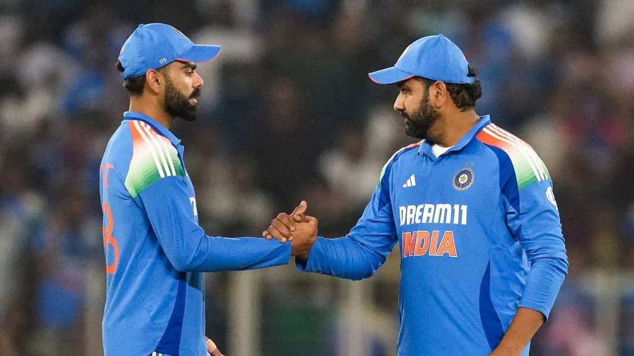 दक्षिण अफ्रिकेविरुद्धच्या वनडे  मालिकेसाठी टीम इंडियाची घोषणा झाली आहे. केएल राहुलच्या नेतृत्वात टीम इंडिया तीन सामन्यांची वनडे मालिका खेळणार आहे. पहिला वनडे सामना 30 नोव्हेंबर रोजी होणार आहे. या सामन्यासाठी मैदानात उतरताच रोहित शर्मा आणि विराट कोहली विक्रम रचणार आहेत.  (Photo-PTI)