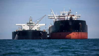 रशियाने फेकली अमेरिकेच्या डोळ्यात माती, 220000000000 रुपयांचे रशियन तेल भारतात, धक्कादायक रिपोर्ट, खोटे झेंडेही...