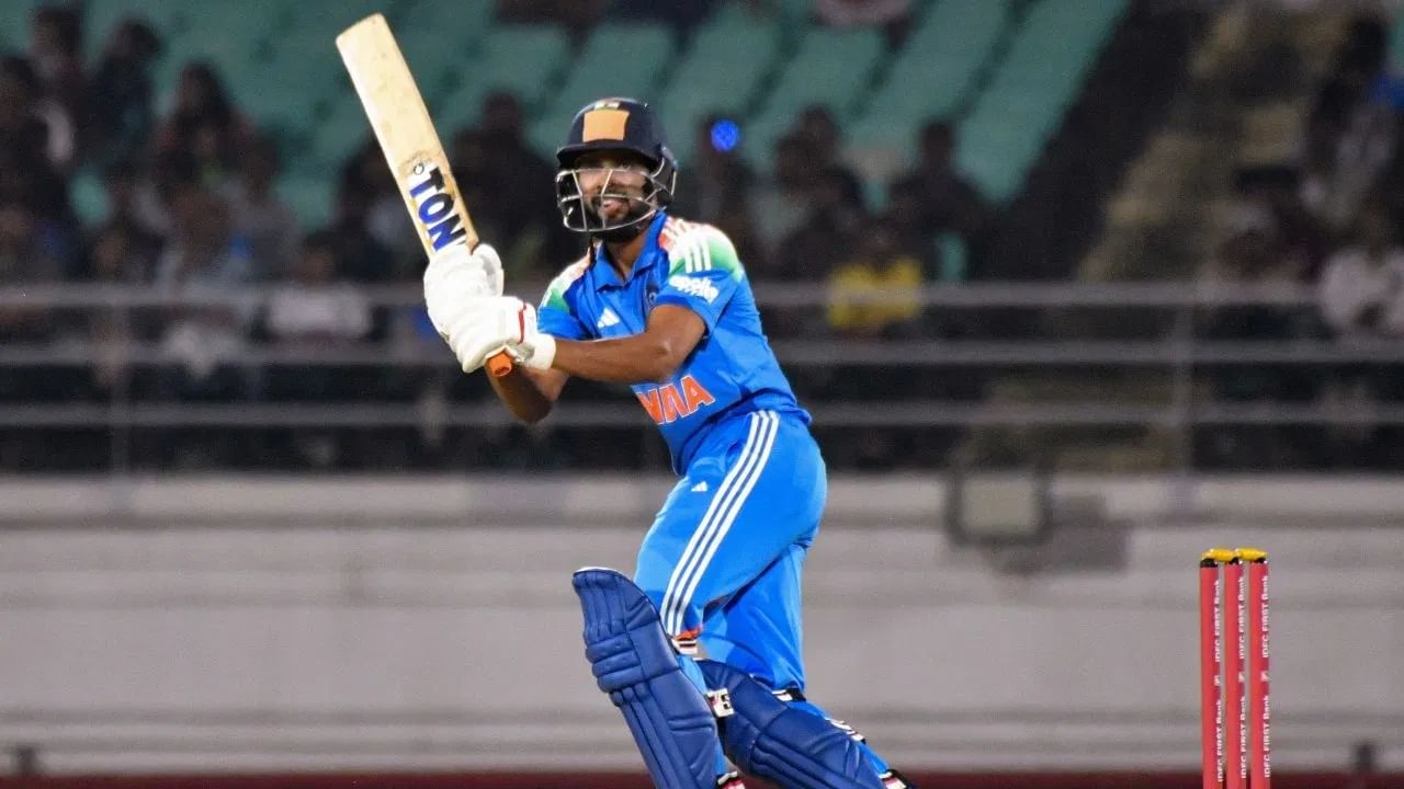 ऋतुराजने या सामन्यात विजयी धावांचा पाठलाग करताना शतक झळकावलं. ऋतुराजने 129 बॉलमध्ये 117 रन्स केल्या. ऋतुराजने यासह विराट कोहली याला मागे टाकलं. (PHOTO CREDIT- PTI) 