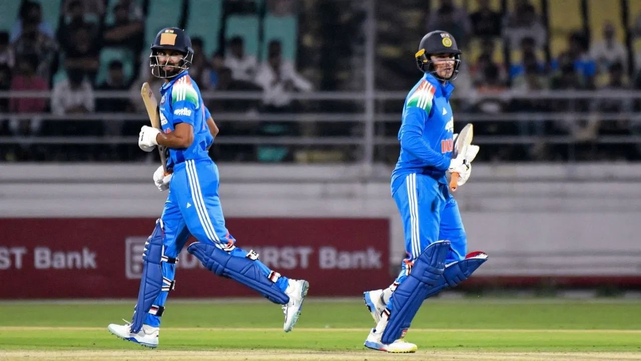 इंडिया ए विरुद्ध दक्षिण आफ्रिका ए यांच्यातील 3 अनऑफिशियल वनडे सीरिजमधील पहिल्या सामन्यात भारताने धमाकेदार सुरुवात केली. भारताने राजकोटमधील निरंजन शाह स्टेडियममध्ये दक्षिण आफ्रिका ए संघावर 4 विकेट्सने मात केली. भारताने या विजयासह 3 सामन्यांच्या मालिकेत 1-0 ने आघाडी घेतली. ओपनर ऋतुराज गायकवाड हा या विजयाचा हिरो ठरला. (PHOTO CREDIT- PTI)