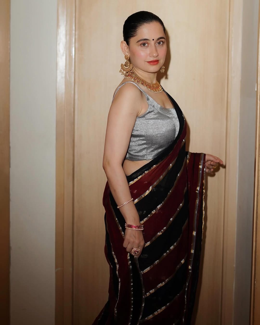 सिने जगतातील प्रेम, लव्ह अफेअर्सची नेहमीच चर्चा असते. विशेष म्हणजे या क्षेत्रात कलाकार जेवढ्या लवकर एकमेकांच्या प्रेमात पडतात, तेवढ्याच लवकर लग्नानंतर त्यांचा घटस्फोटही होतो. आतापर्यंत याची अनेक उदाहरणे समोर आलेली आहेत. 