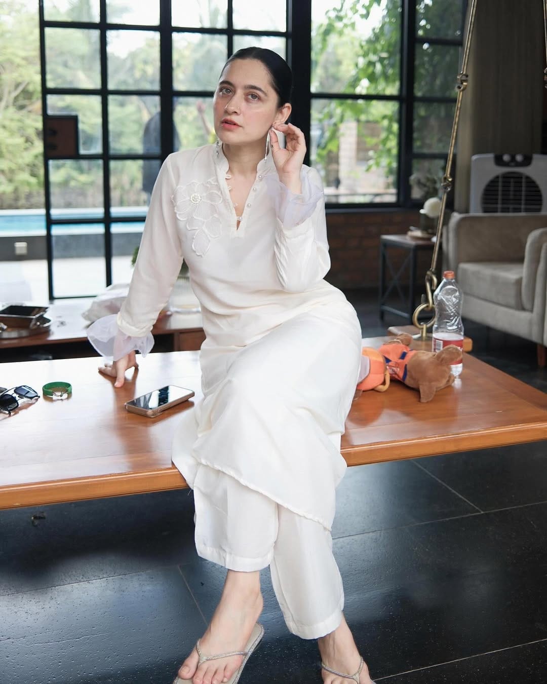 सिनेजगतात मोठं नाव असलेली संजीदा शेख ही अभिनेत्री तर लग्नानंतर एका अभिनेत्याच्या प्रेमात पडली होती, असे म्हटले जाते. पुढे संजीदाचा घस्फोटही झाला होता. विशेष म्हणजे संदीजाचे नाव जेव्हा या अभिनेत्यासोबत जोडले जात होते, तेव्हा तिला एक मुलगीदेखील होती. 