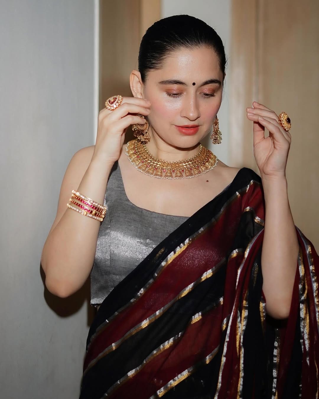 हर्षवर्धन राणे आणि संजीदा 2020 साली एकमेकांच्या फार जवळ आले होते, असे बोलले जाते. त्यानंतर या दोघांच्या अफेअरची सगळीकडे चर्चा चालू झाली होती. दोघेही गीरमध्ये सुट्ट्या घालवताना एकत्र दिसले होते. नंतर मात्र दोघांनीही त्यांच्या अफेअरच्या चर्चा फेटाळल्या होत्या.