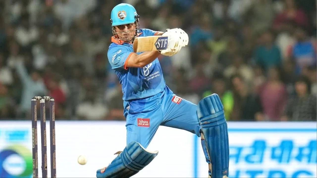 मास्टर ब्लास्टर सचिन तेंडुलकर या यादीत दुसऱ्या क्रमांकावर येतो. मुंबई इंडियन्ससोबत 2008 ते 2013 या कालावधीत खेळला. सहा पर्व मुंबई इंडियन्सकडून खेळला. पण फ्रेंचायझीने त्याला कधीच रिलीज केलं नाही. यावेळी मुंबई इंडियन्स नेतृत्वही केलं. निवृत्तीनंतर मुंबई इंडियन्सने सचिन तेंडुलकरला मेंटॉर केले होतं. (Photo: Instagram/TV9 Hindi File)