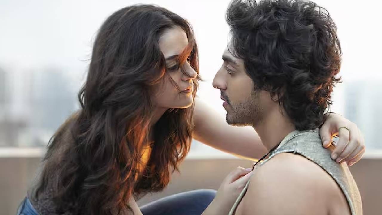 अहान पांडे आणि अनित पड्डा यांच्या मुख्य भूमिका असलेला 'सैयारा' हा चित्रपट बॉक्स ऑफिसवर ब्लॉकबस्टर ठरला. या चित्रपटाने जगभरात 575.8 कोटी रुपयांचा गल्ला जमवला आहे. हा चित्रपटसुद्धा नेटफ्लिक्स या ओटीटी प्लॅटफॉर्मवर उपलब्ध आहे. 
