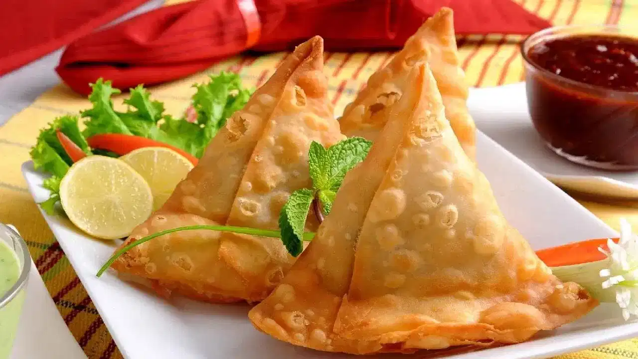 समोसा खाल्ला नाही असा व्यक्ती शोधूनही सापडणार नाही. समोसा खाताना, तुम्ही कधी विचार केला आहे का की तो नेहमीच त्रिकोणी का बनवला जातो? या प्रश्नाचे उत्तर 99 टक्के लोकांना नाही.