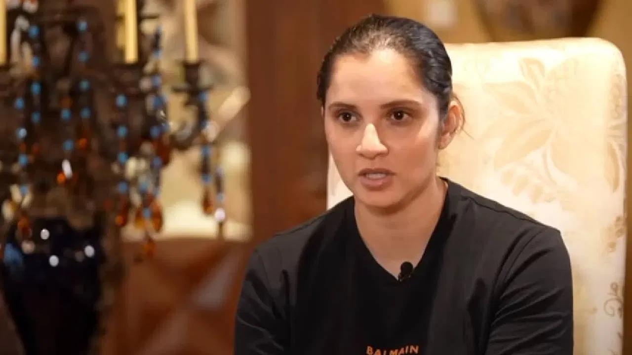 एका रिपोर्टनुसार सानिया मिर्झाची एकूण संपत्ती 26 मिलियन डॉलर (सुमारे 216 कोटी रुपये) आहे. 2022 पर्यंत तिची वार्षिक कमाई सुमारे 25 कोटी रुपये इतकी होती. तिच्या कमाईचे मुख्य स्रोत म्हणजे ब्रँड एंडोर्समेंट्स, खासगी गुंतवणूक आणि व्यावसायिक उपक्रम आहेत. 