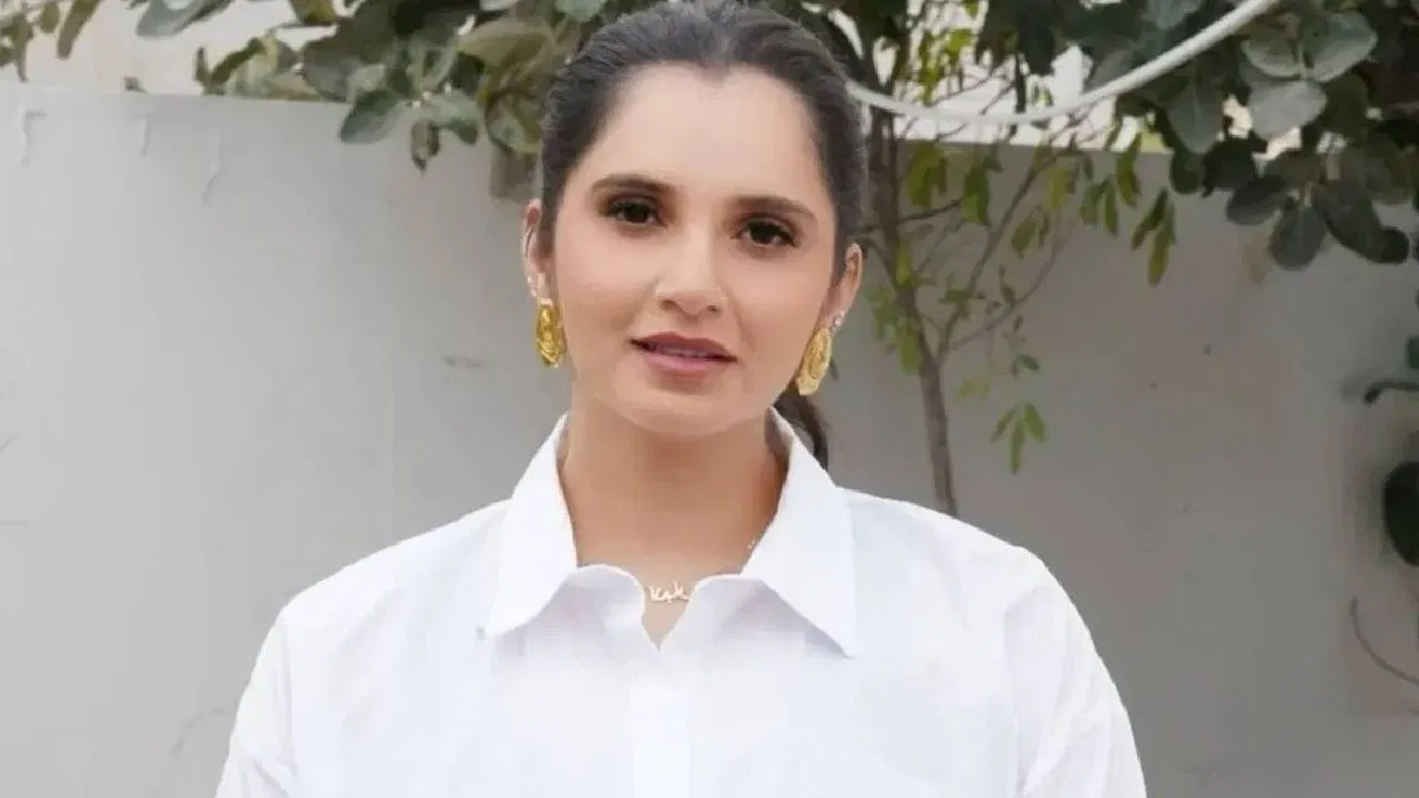 भारतीय टेनिस स्टार सानिया मिर्झाने खेळाच्या जगतात शानदार यश मिळवले आहे. माजी डबल्स वर्ल्ड नंबर १ राहिलेल्या सानियाने महिला डबल्स आणि मिक्स्ड डबल्समध्ये सहा ग्रँड स्लॅम किताब जिंकले आहेत. सिंगल स्पर्धांमध्येही ती भारताची रँकिंग असलेली खेळाडू राहिलेली आहे. तिचे यश पाहता तिला अर्जुन अवॉर्ड, पद्म श्री आणि पद्म भूषण असे पुरस्कार देण्यात आले आहेत. तिच्या खेळाच्या यशाबरोबरच, तिच्या खासगी आयुष्याची कायमच चर्चा झाली. सानिया मिर्झाच्या संपत्ती आणि लग्झरी आयुष्याने सर्वांचे लक्ष वेधून घेतले आहे. चला तर मग जाणून घेऊया तिची एकूण संपत्ती किती आहे.